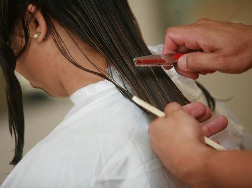 Coloração feita, Marcelo começa o corte com a navalha. Primeiro ele tira cerca de seis dedos de comprimento na base.